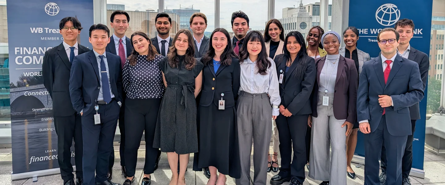 El grupo de pasantes de verano de 2025 de la Tesorería del Banco Mundial en Washington, D. C.